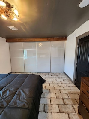 1 bedroom, desk, iron/ironing board, WiFi