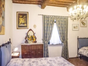 House | 4 bedrooms, individually furnished, iron/ironing board, bed sheets