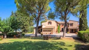 A rustic villa with a spacious patio, outdoor seating, and a well-maintained garden. - Apartment in Castelfiorentino With Pool (Castelfiorentino)