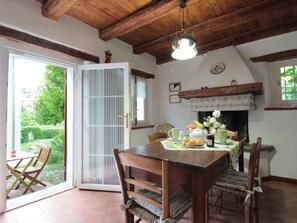 House | Dining - Belvilla by OYO Casetta Delle Rose (Belluno)