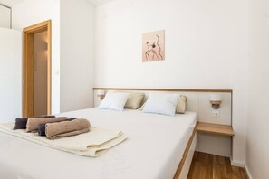 4 bedrooms, iron/ironing board, free WiFi, bed sheets