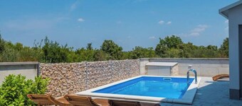 Holiday house Mareta, 4-bedroom villa with pool