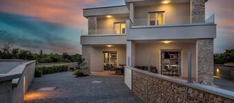 Holiday house Mareta, 4-bedroom villa with pool