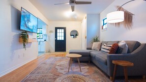 Televisión, chimenea y oficina 