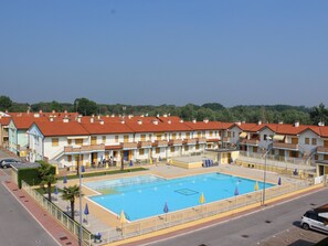 Ένα ξενοδοχείο με πισίνα, πολλά μπαλκόνια και θέα στην γύρω περιοχή.