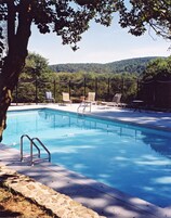 Una piscina al aire libre de temporada