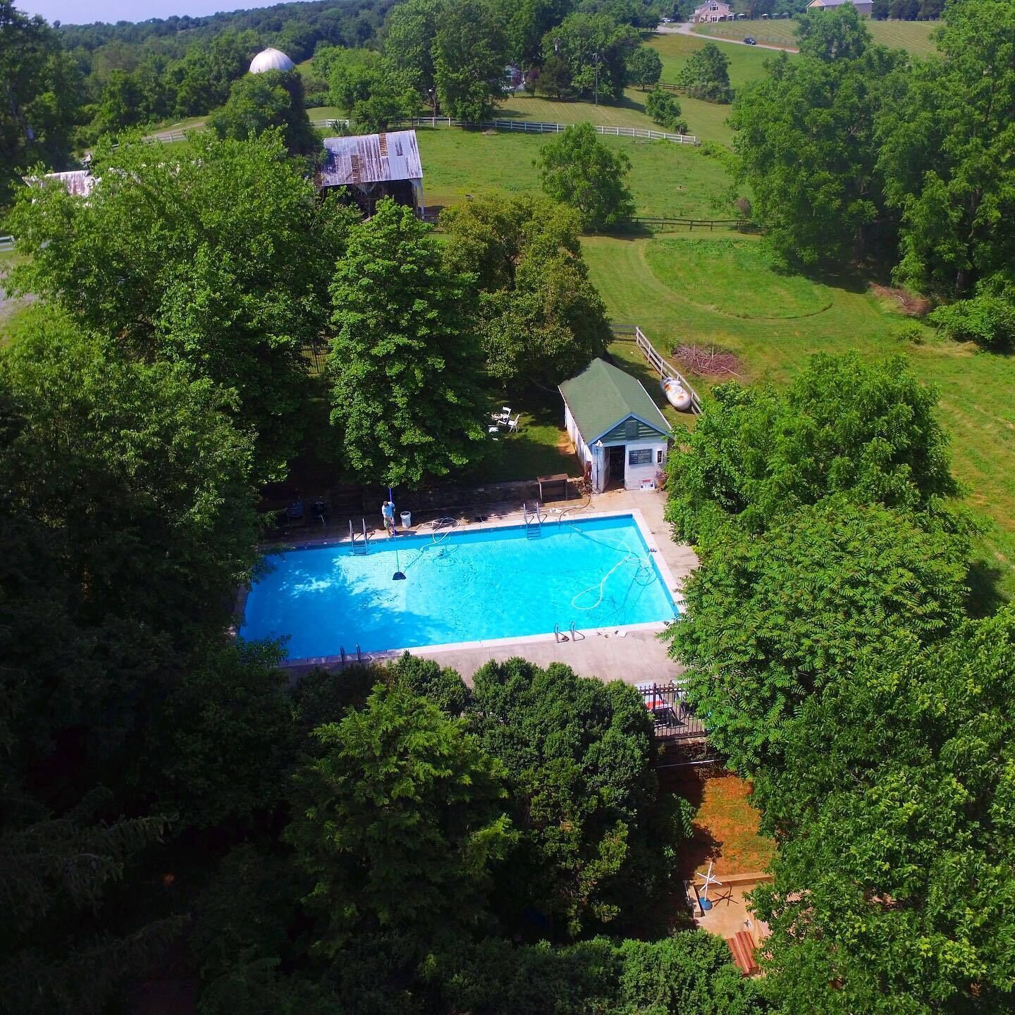 Una piscina al aire libre de temporada