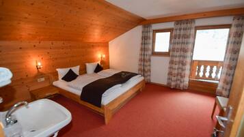 4 Schlafzimmer, Reisekinderbett, kostenloses WLAN, Bettwäsche