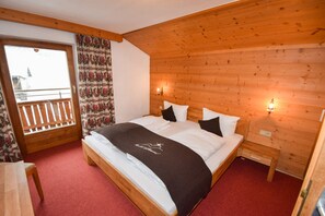 4 عدّة غرف نوم وسرير سفر وواي فاي مجانًا وملاءات أسرّة