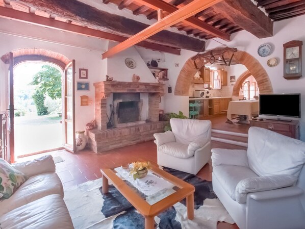 Casa | Soggiorno | Caminetto, lettore DVD