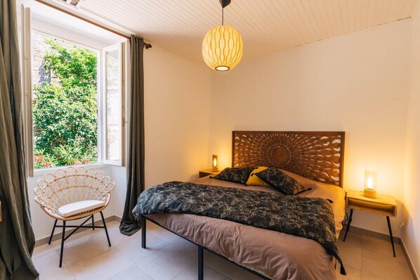 Iron/ironing board, free WiFi, bed sheets