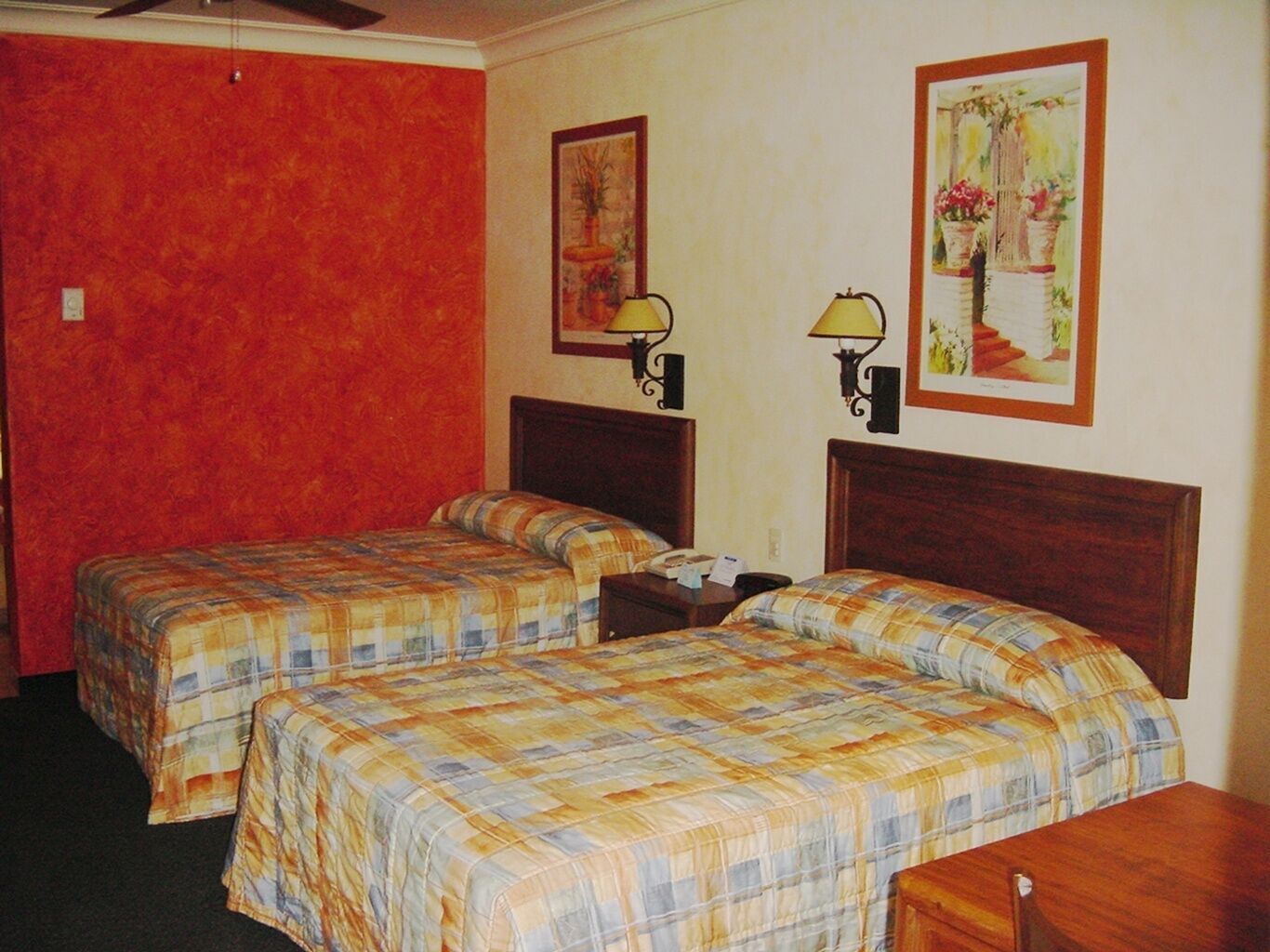 Cortinas opacas, tabla de planchar con plancha, wifi gratis
