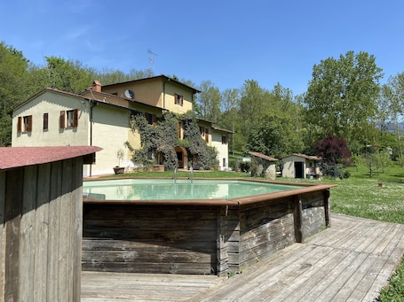 Una piscina techada, una piscina al aire libre