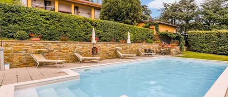 平房 | 游泳池 | 室內游泳池和室外游泳池