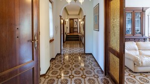 A hallway with patterned flooring, a wooden door, and a chandelier. - Scenic Retreat, Pergine Valdarno (Pergine Valdarno)