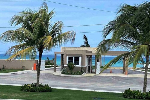 VillaMerissa, Lucea @ Oceanpointe! Beach, Pool, Tennis, Gym,  near Airport 