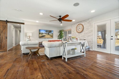 Farmhouse Retreat|HOT TUB |Spanishpool, Basketball