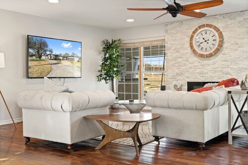 Farmhouse Retreat|HOT TUB |Spanishpool, Basketball