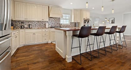 Farmhouse Retreat|HOT TUB |Spanishpool, Basketball