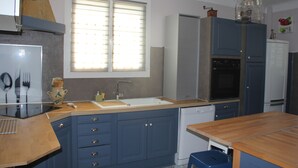 Una cocina equipada con lavamanos, alacenas, microondas y lavavajillas.