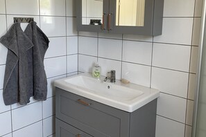 Shower, hair dryer, towels - Villa Vitvikena in Gotland, Pool (Slite)