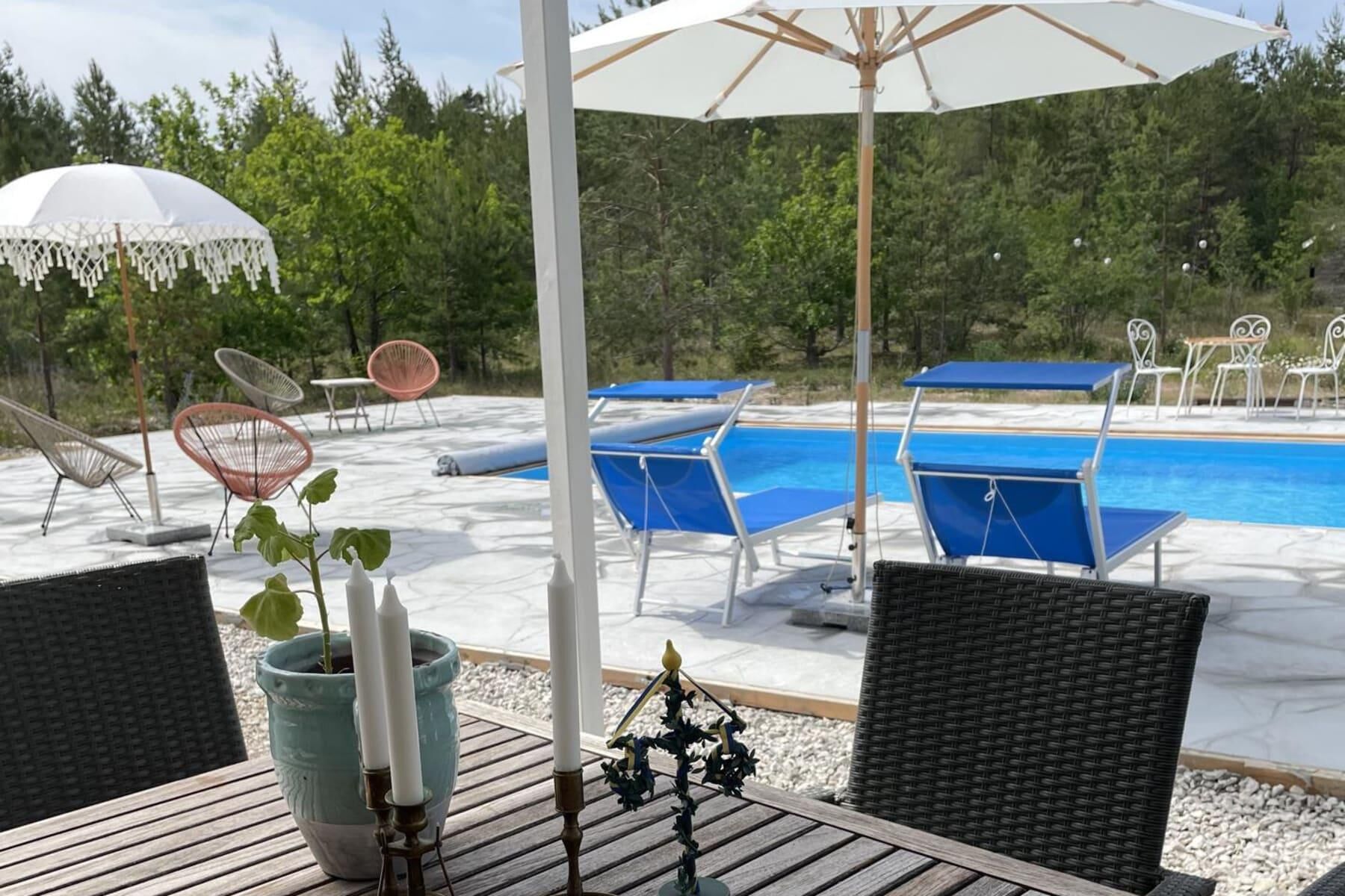 Una piscina al aire libre