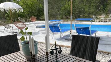 Una piscina al aire libre