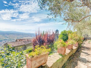 Property grounds - Villa in Cortona With Pool (Cortona)