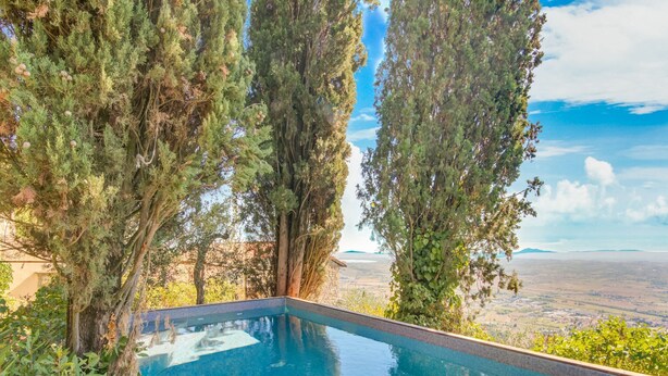 An infinity pool with a clear view of the landscape. - Villa in Cortona With Pool (Cortona)