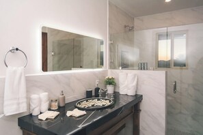 Habitación junior | Baño | Regadera, secadora de cabello, batas, toallas 