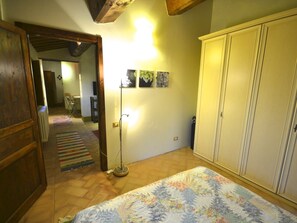 House | 1 bedroom, individually furnished, iron/ironing board, bed sheets