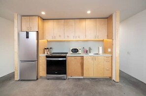 Réfrigérateur, four à micro-ondes, un four, surface de cuisson