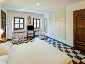 House | 4 bedrooms, individually furnished, iron/ironing board, bed sheets