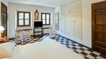 4 bedrooms, individually furnished, iron/ironing board, bed sheets