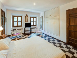 4 bedrooms, individually furnished, iron/ironing board, bed sheets