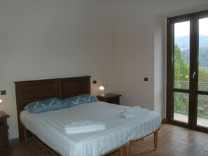 Casa | 4 habitaciones, tabla de planchar con plancha y ropa de cama