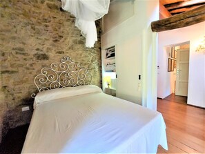2 habitaciones, muebles diferentes y ropa de cama