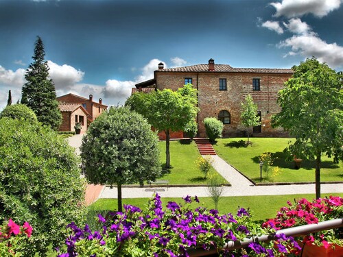 Scenic Tuscan Mansion