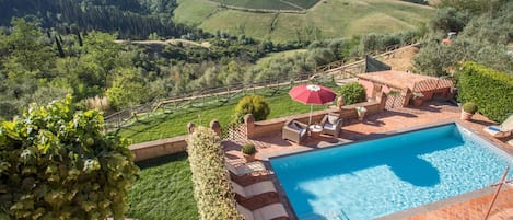 Villa | Zwembad | Een binnenzwembad en een buitenzwembad