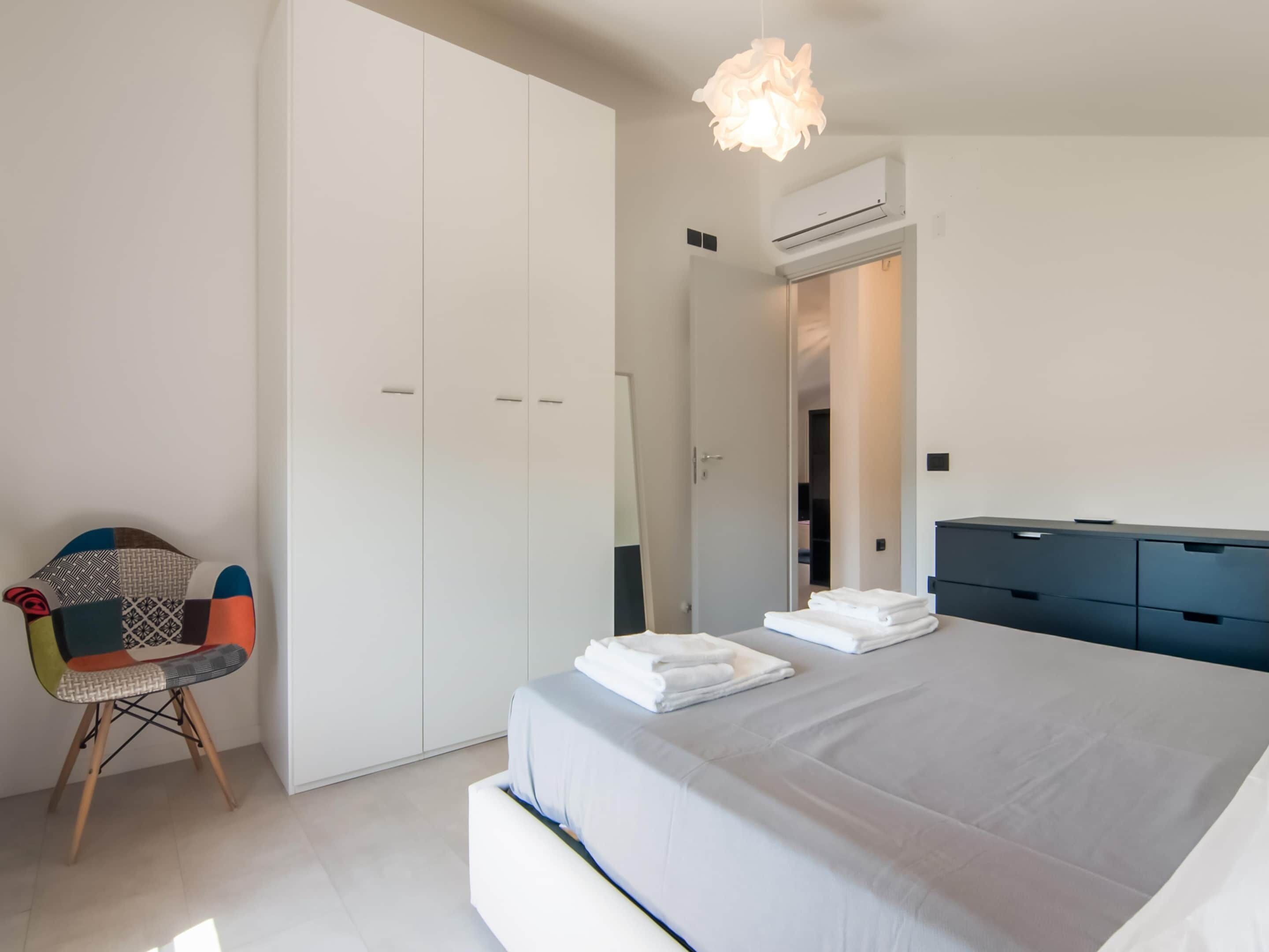 8 bedrooms, bed sheets