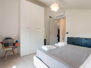 House | 8 bedrooms, bed sheets - Villa in Ostra Vetere With Pool and Jacuzzis (Ostra Vetere)