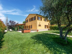 House | Garden - Villa in Ostra Vetere With Pool and Jacuzzis (Ostra Vetere)