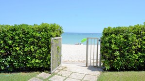 Un sentiero che conduce a una spiaggia con vista libera sul mare.