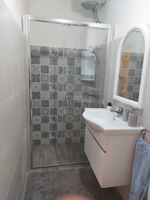 Apartment | Bathroom - Excellent Views 2-bed Apartment in Marsalforn Gozo (Zebbug)