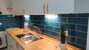 Apartment | Eigene Küche | Kühlschrank, Mikrowelle, Ofen, Herdplatte