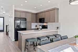 Frigorifero, microonde, forno, piano cottura