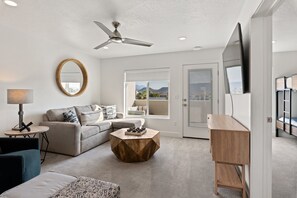 Smart TV, videogiochi, tavolo da ping pong