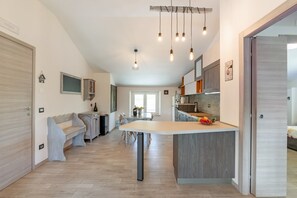 Tetera/pava eléctrica, silla alta para bebés