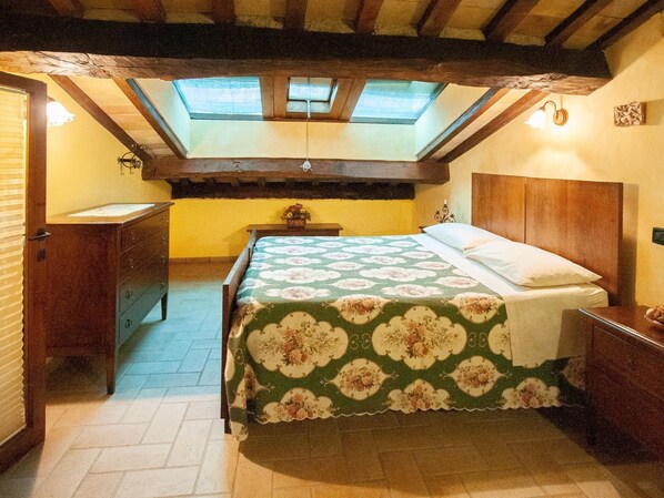 House | 3 bedrooms, individually furnished, iron/ironing board, bed sheets