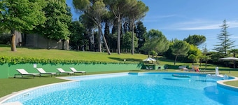 Splendid Villa in Macerata With Pool & Views